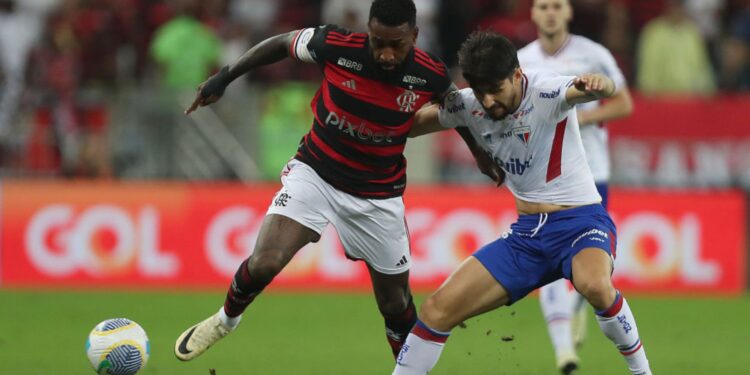 Gerson, do Flamengo, e Pedro Augusto, do Fortaleza, disputam a posse de bola em partida válida pelo Brasileirão