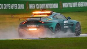 Safety Car trafega pela pista e avalia a condição em Interlagos
