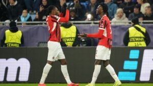 Rafael Leão e Tammy Abraham, do Milan, se cumprimentam após Abraham marcar o terceiro gol do Milan