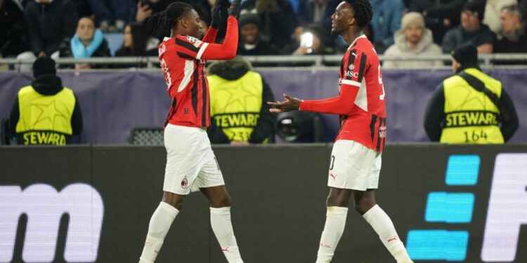 Rafael Leão e Tammy Abraham, do Milan, se cumprimentam após Abraham marcar o terceiro gol do Milan