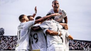 Jogadores do Santos se abraçam e comemoram um dos três gols marcado contra o Vila Nova, em partida válida pela Série B