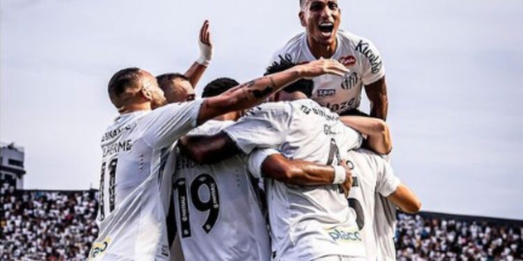 Jogadores do Santos se abraçam e comemoram um dos três gols marcado contra o Vila Nova, em partida válida pela Série B