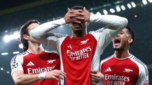 Gabriel Magalhães, do Arsenal, comemora o gol marcado contra o Sporting