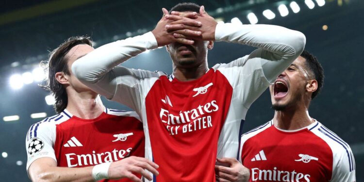 Gabriel Magalhães, do Arsenal, comemora o gol marcado contra o Sporting