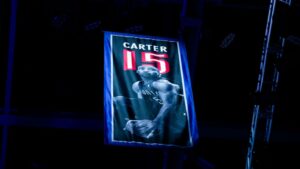 Foto do banner pendurado pelo Toronto Raptors em homenagem a Vince Carter