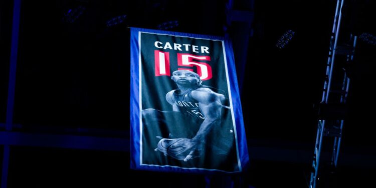 Foto do banner pendurado pelo Toronto Raptors em homenagem a Vince Carter