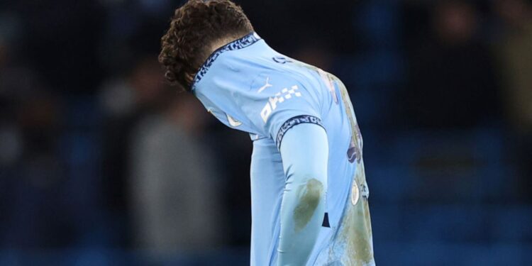 Josko Gvardiol, do Manchester City, lamenta o empate cedido contra Feyenoord, em partida válida pela Champions League