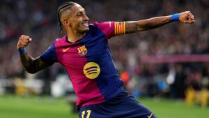 Raphinha, do Barcelona, comemora o gol marcado contra o Espanyol, em partida válida por La Liga