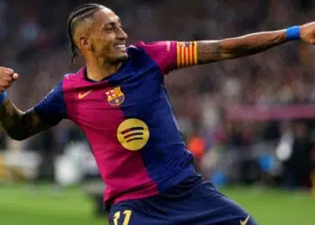 Raphinha, do Barcelona, comemora o gol marcado contra o Espanyol, em partida válida por La Liga