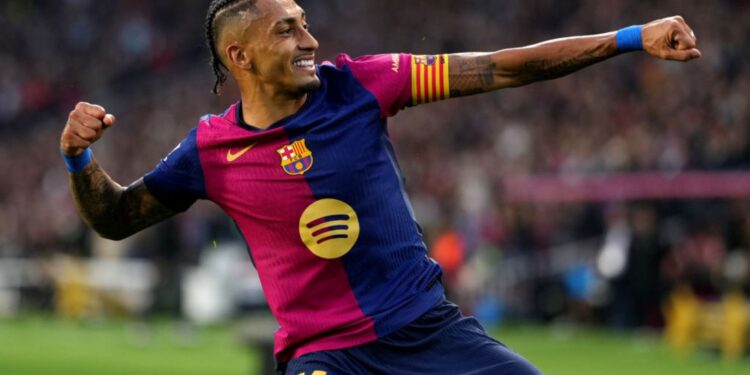 Raphinha, do Barcelona, comemora o gol marcado contra o Espanyol, em partida válida por La Liga