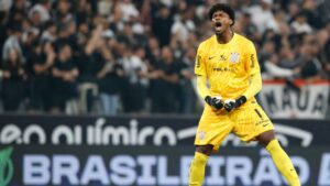 Hugo Souza, goleiro do Corinthians, comemora um gol marcado pela equipe, contra o Grêmio