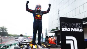 Max Verstappen sobe em seu carro da Red Bull e comemora a vitória no GP de São Paulo