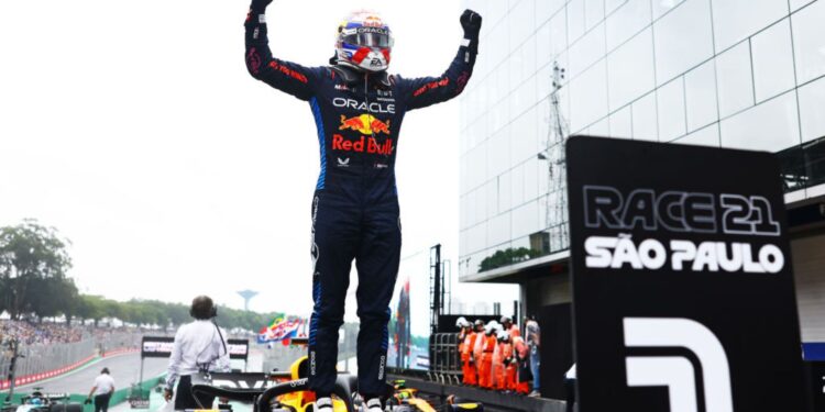Max Verstappen sobe em seu carro da Red Bull e comemora a vitória no GP de São Paulo
