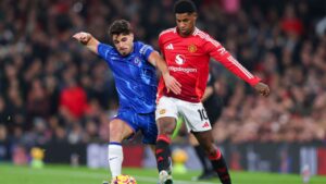 Pedro Neto, do Chelsea, e Marcus Rashford, do Manchester United, disputama posse de bola em partida válida pela Premier League