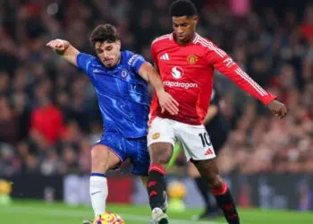Pedro Neto, do Chelsea, e Marcus Rashford, do Manchester United, disputama posse de bola em partida válida pela Premier League