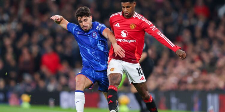 Pedro Neto, do Chelsea, e Marcus Rashford, do Manchester United, disputama posse de bola em partida válida pela Premier League