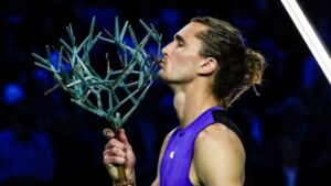 Alexander Zverev beija o troféu do Masters de Paris, após vencer Ugo Humbert na final