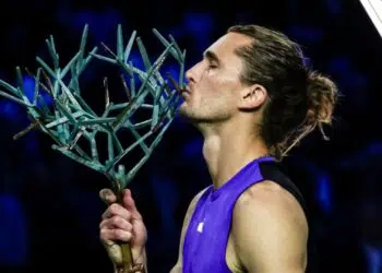 Alexander Zverev beija o troféu do Masters de Paris, após vencer Ugo Humbert na final