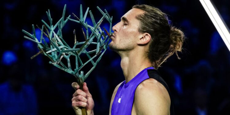 Alexander Zverev beija o troféu do Masters de Paris, após vencer Ugo Humbert na final