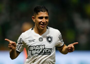 Jeferson Savarino, do Botafogo, comemora o gol marcado contra o Palmeiras