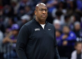 Mike Brown, técnico do Sacramento Kings, durante partida contra Brooklyn Nets