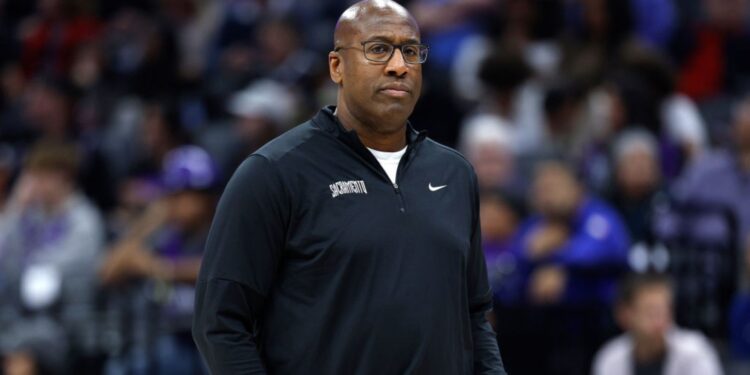 Mike Brown, técnico do Sacramento Kings, durante partida contra Brooklyn Nets