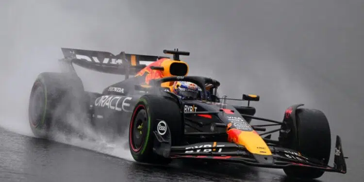 Max Verstappen em sue carro da Red Bull, durante o GP de São Paulo