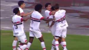Jogadores do São Paulo sub-20 se abraçam e comemoram o primeiro gol marcado contra o Bahia