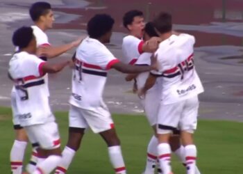 Jogadores do São Paulo sub-20 se abraçam e comemoram o primeiro gol marcado contra o Bahia