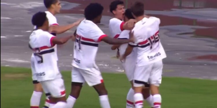 Jogadores do São Paulo sub-20 se abraçam e comemoram o primeiro gol marcado contra o Bahia