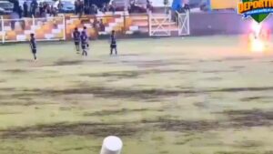 Momento no qual jogador peruano é atingido por raio e morre em campo