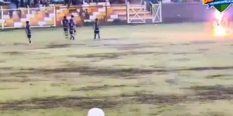 Momento no qual jogador peruano é atingido por raio e morre em campo