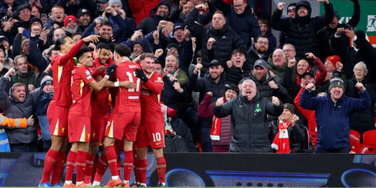 Jogadores do Liverpool se abraçam após Cody Gakpo marcar o segundo gol da equipe contra o Real Madrid