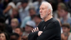 Gregg Popovich, do San Antonio Spurs, durante partida contra Dallas Mavericks