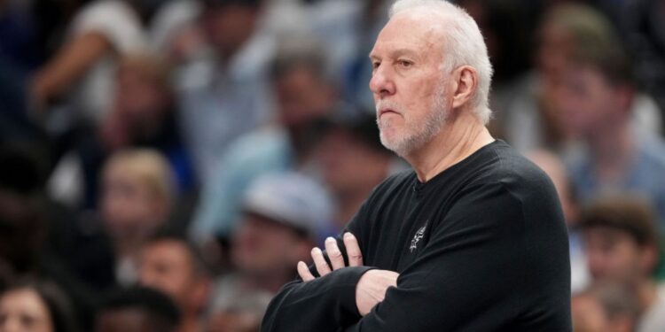 Gregg Popovich, do San Antonio Spurs, durante partida contra Dallas Mavericks