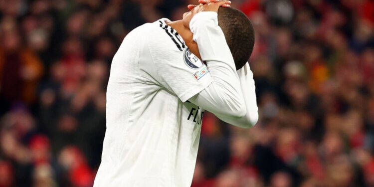 Kylian Mbappé, do Real Madrid, lamenta o pênalti perdido contra o Liverpool