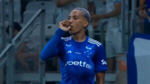 Matheus Pereira, do Cruzeiro, comemora o gol marcado contra o Grêmio