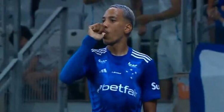 Matheus Pereira, do Cruzeiro, comemora o gol marcado contra o Grêmio
