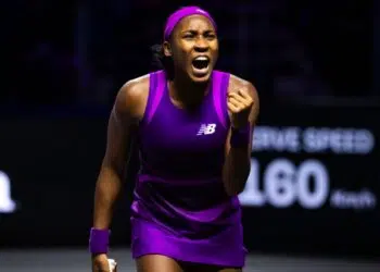 Coco Gauff comemora vitória sobre Iga Swiatekque a levou à semifinal da WTA Finals