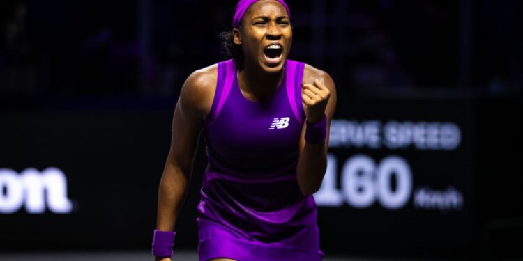 Coco Gauff comemora vitória sobre Iga Swiatekque a levou à semifinal da WTA Finals