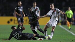 Damian Suárez, do Botafogo, dá um carrinho e tenta tirar a posse de bola de Lucas Piton, do Vasco, na partida do primeiro turno do Brasileirão 2024