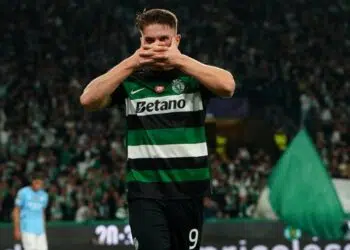 Viktor Gyokeres, do Sporting, faz sua clássica celebração após marcar um gol contra o Manchester City, em partida válida pela Champions League