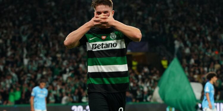 Viktor Gyokeres, do Sporting, faz sua clássica celebração após marcar um gol contra o Manchester City, em partida válida pela Champions League