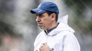Fábio Carille, treinador do Santos, durante treinamento