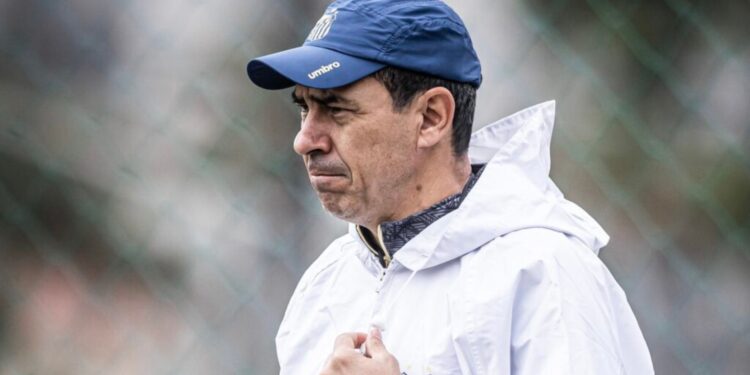 Fábio Carille, treinador do Santos, durante treinamento