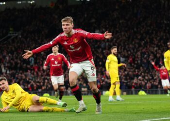 Rasmus Hojlund, do Manchester United, comemora seu segundo gol marcado contra o Bodo/Glimt, em jogo válido pela Liga Euopa