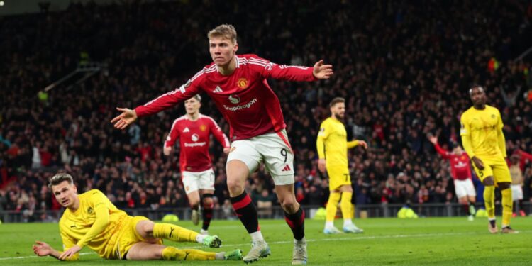 Rasmus Hojlund, do Manchester United, comemora seu segundo gol marcado contra o Bodo/Glimt, em jogo válido pela Liga Euopa