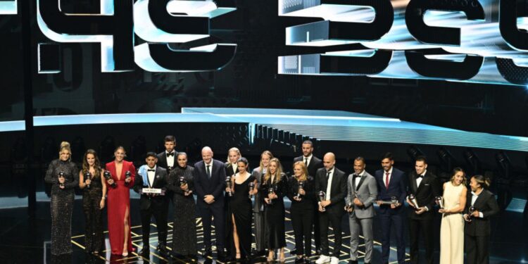 Vencedores da edição de 2023 do FIFA THe Best Awards se reúnem em cima do palco para fotos