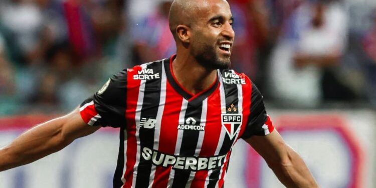 Lucas Moura comemora após marcar o terceiro gol do São Paulo em partida contra o Bahia