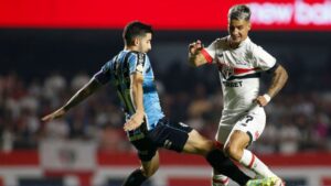 Villasanti, do Grêmio, e Ferreira, do São Paulo, disputam posse de bola em partida válida pelo Brasileirão